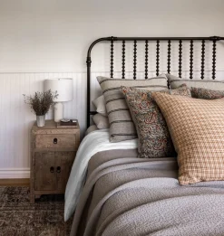 Nicolette Bed