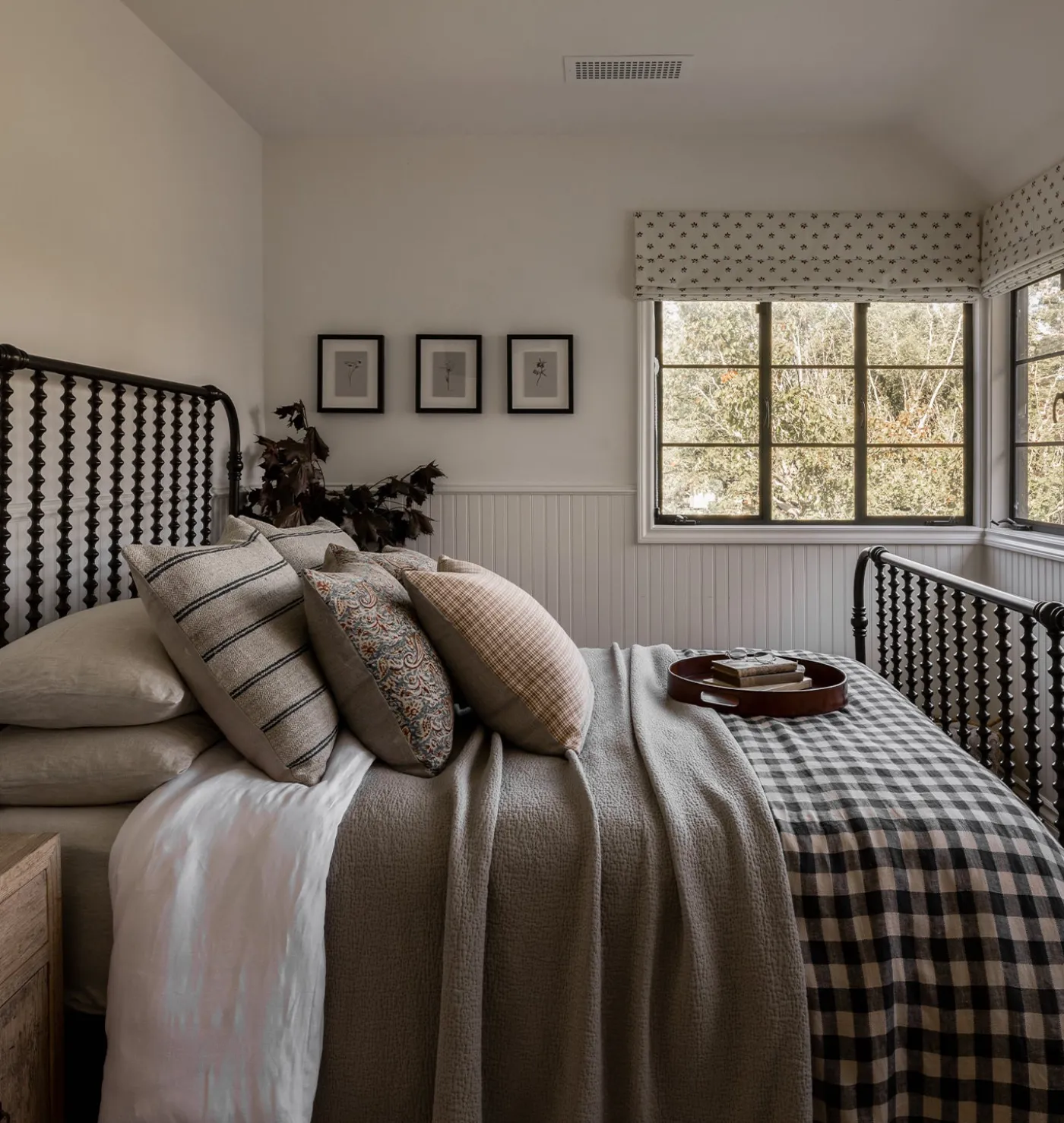 Nicolette Bed
