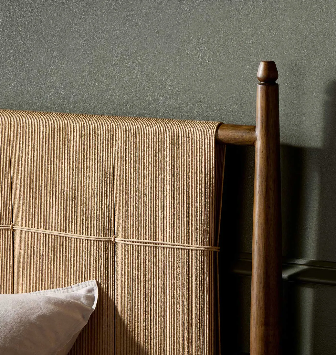 Richard Natural Rush Bed