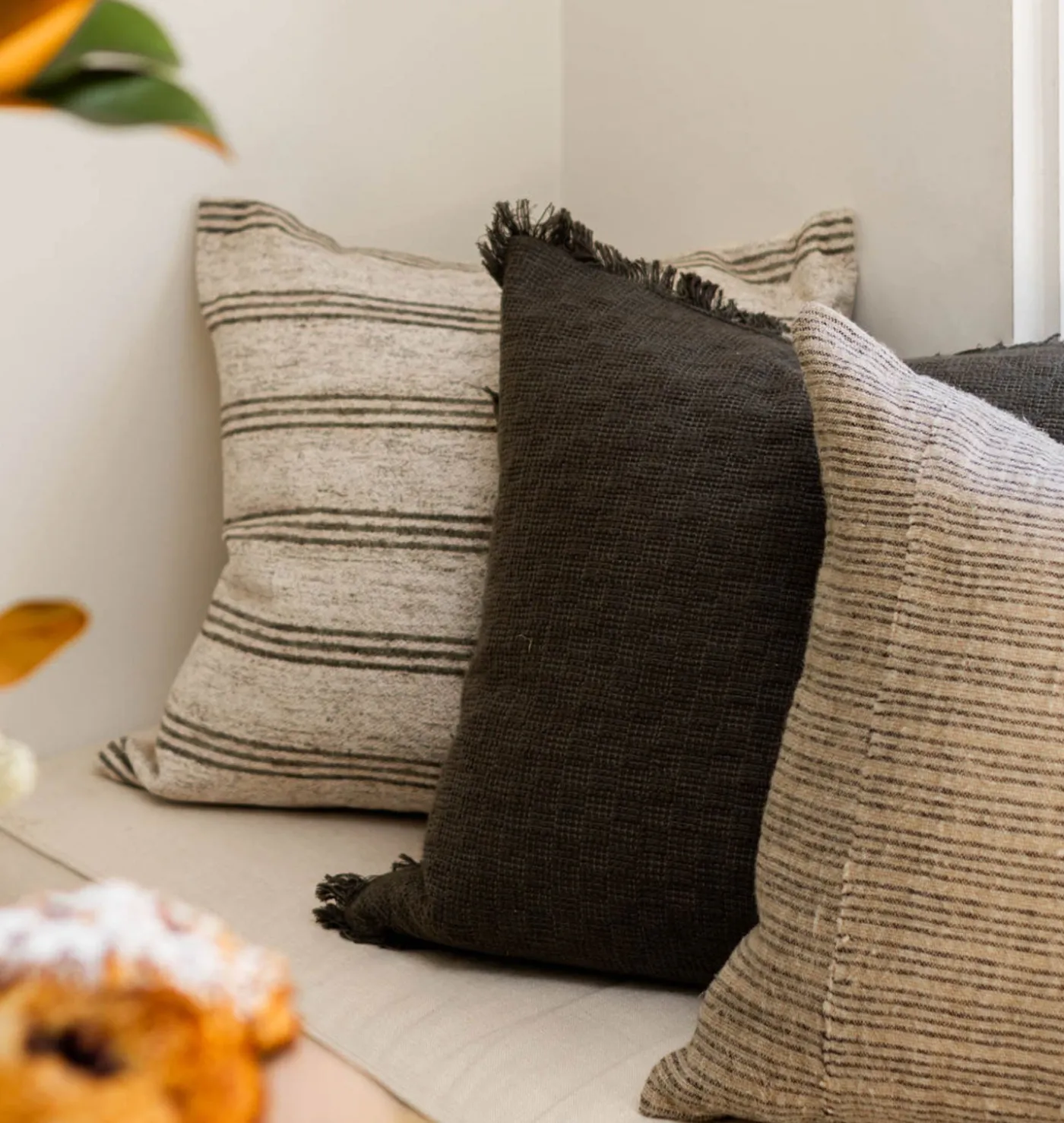 Zephyr Pillow 22'' x 22'' Ivory / Olive