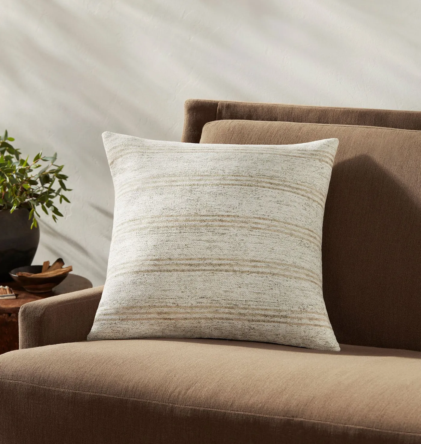 Zephyr Pillow 18'' x 18'' Ivory / Natural